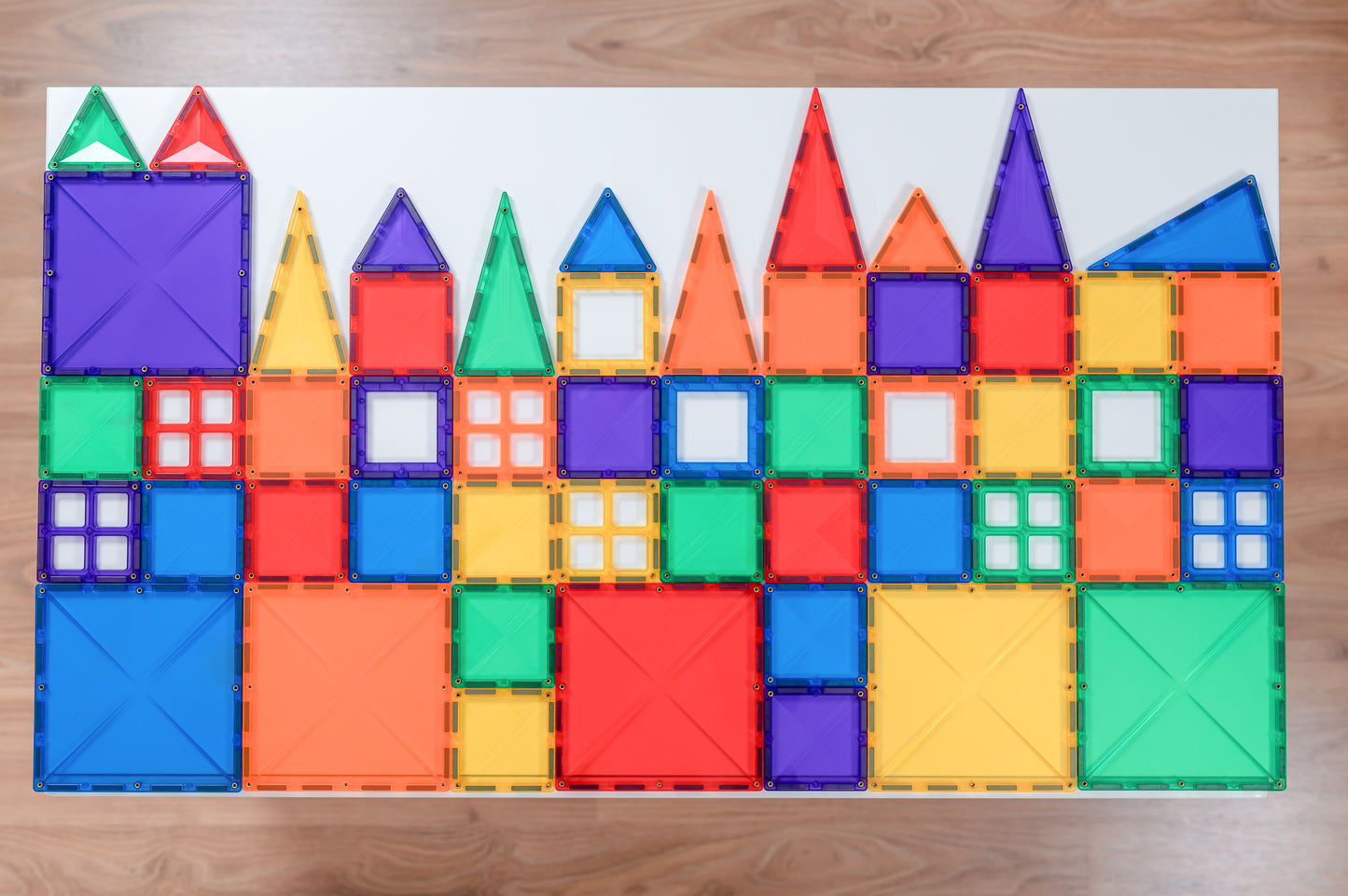 Bovenaanzicht Connetix Rainbow Starter Pack 60pc – alle magneet tegels uitgelegd als skyline