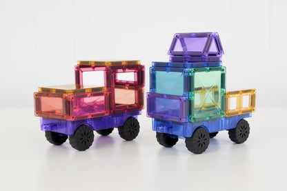 Twee Connetix magneet tegels voertuigen in pastel tinten: roze en blauwe mini treinen met daken