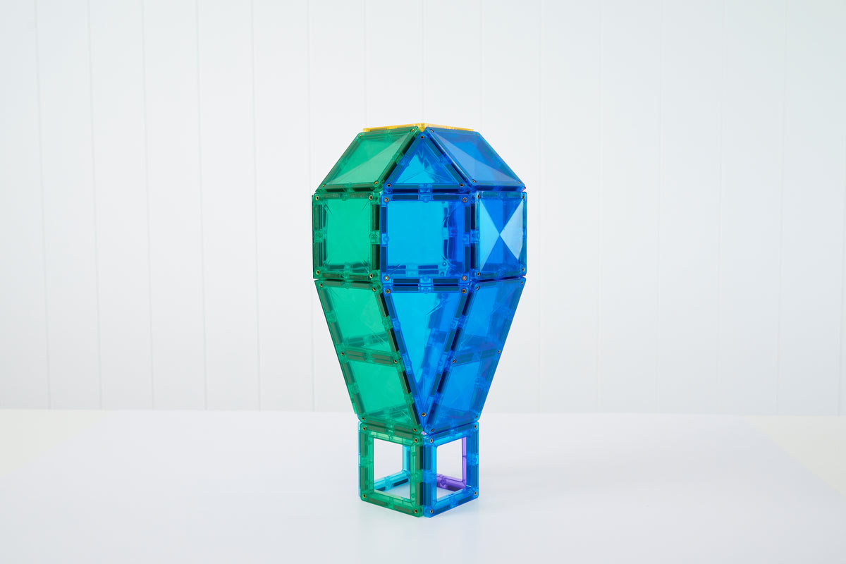 Connetix Bright Creative Pack 104 luchtballon gebouwd met blauwe en groene magneet tegels