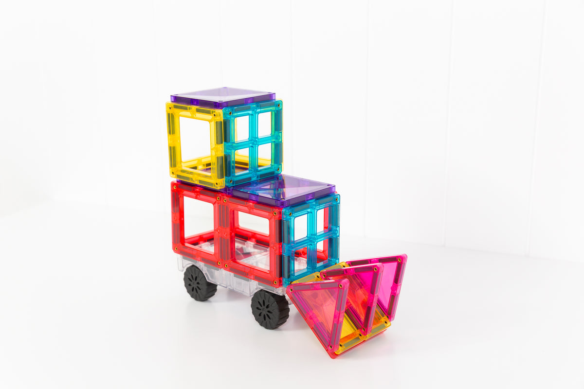 Connetix magneten speelgoed creatieve constructie met gekleurde magnetische tegels en wielen op wit