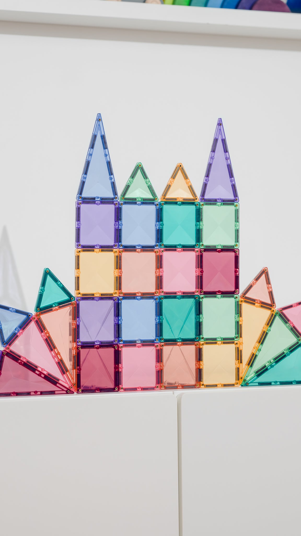 Connetix magneten speelgoed kasteel verticaal beeld met pastelkleurige symmetrische bouwvormen