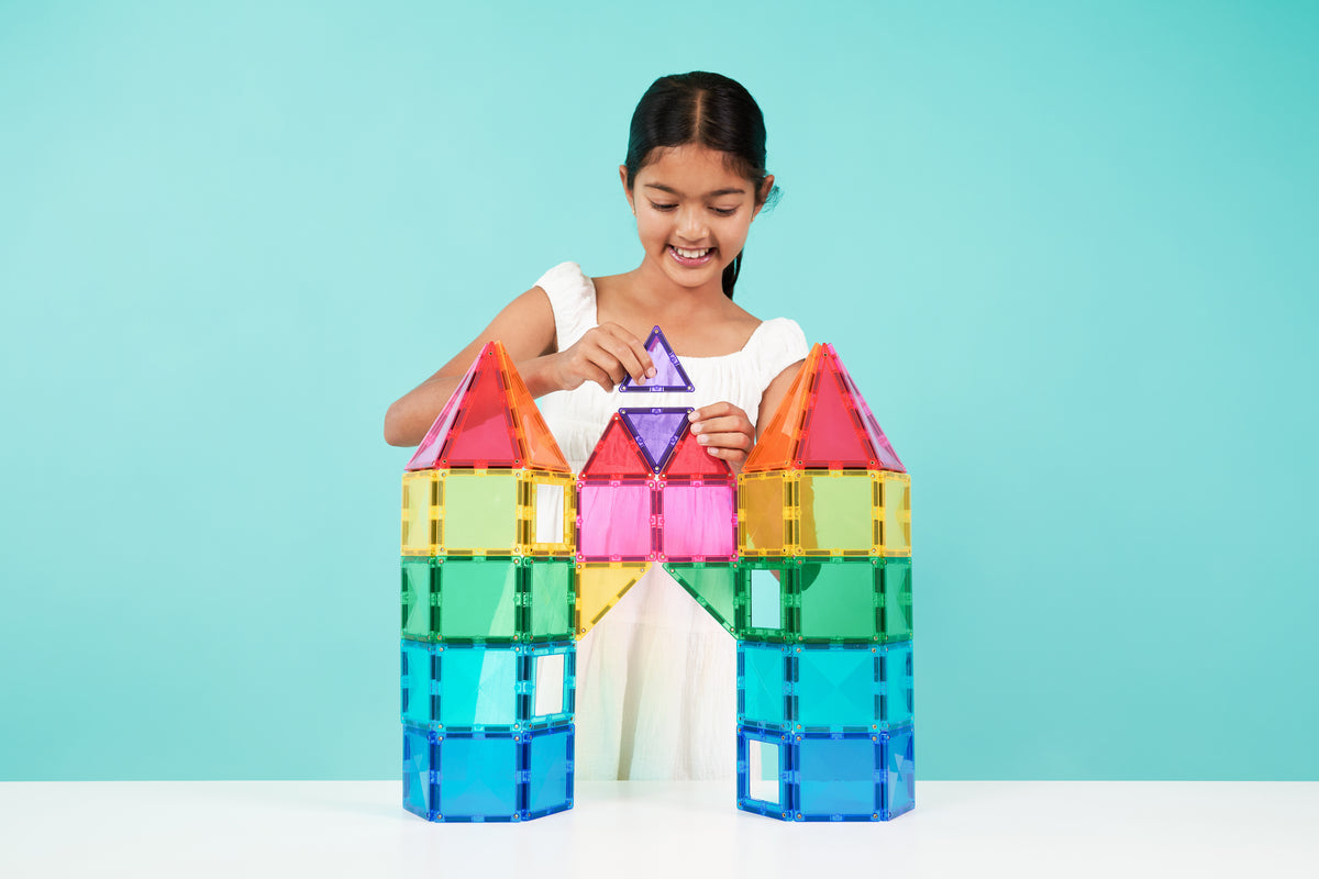 Kind bouwt met Connetix Bright Creative Pack 104 magneten speelgoed kasteel in regenboogkleuren
