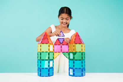 Kind bouwt met Connetix Bright Creative Pack 104 magneten speelgoed kasteel in regenboogkleuren