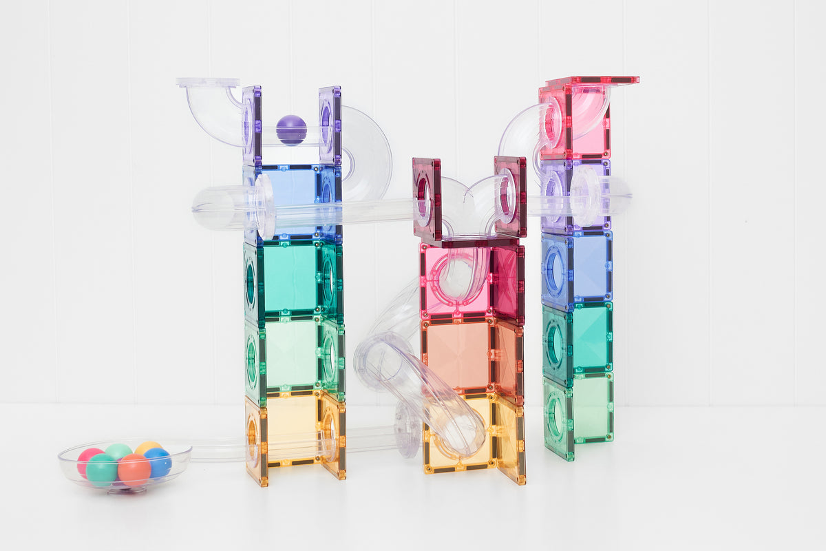 Connetix magneten speelgoed knikkerbaan voorbeeld opbouw met pastel gekleurde transparante tegels