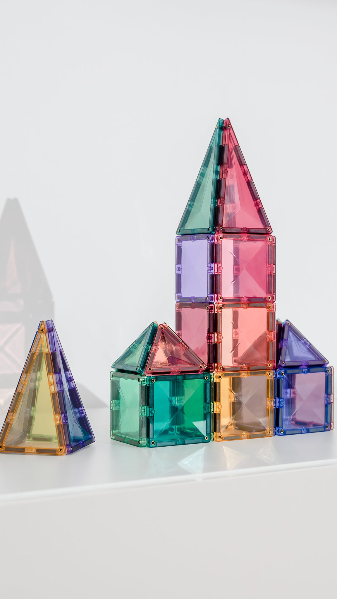 Connetix magneten speelgoed raket verticaal beeld met pastelkleurige magnetische vierkanten driehoeken