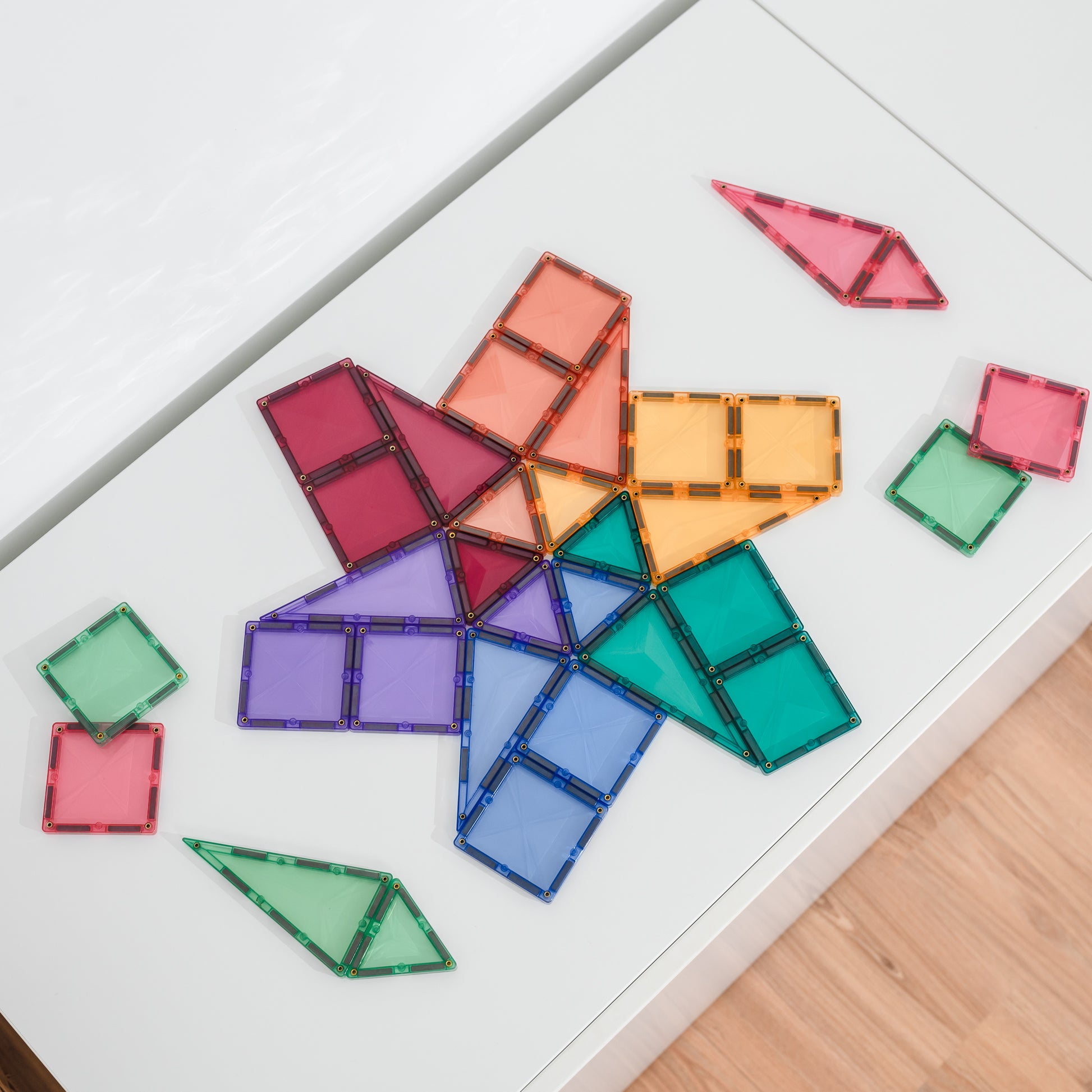 Connetix magnetisch speelgoed bovenaanzicht vliegtuigvorm gemaakt met pastelkleurige magneet tegels