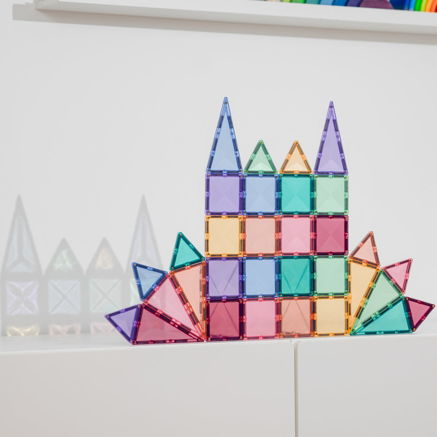 Connetix magnetisch speelgoed kasteelconstructie met pastelkleurige vierkanten en driehoeken
