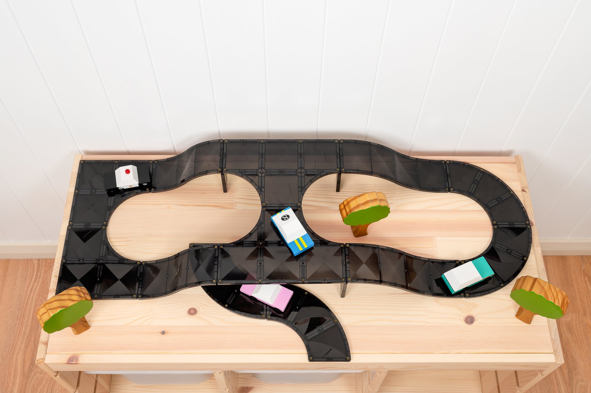 Connetix magnetische tegels autobaan bovenaanzicht met kleurrijke auto's en houten decoratie-elementen