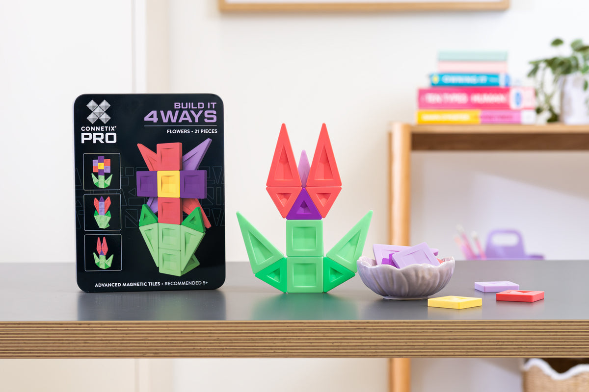 Connetix PRO Flowers Pack verpakking met gebouwde magnetische bloem en driehoekige magneet tegels