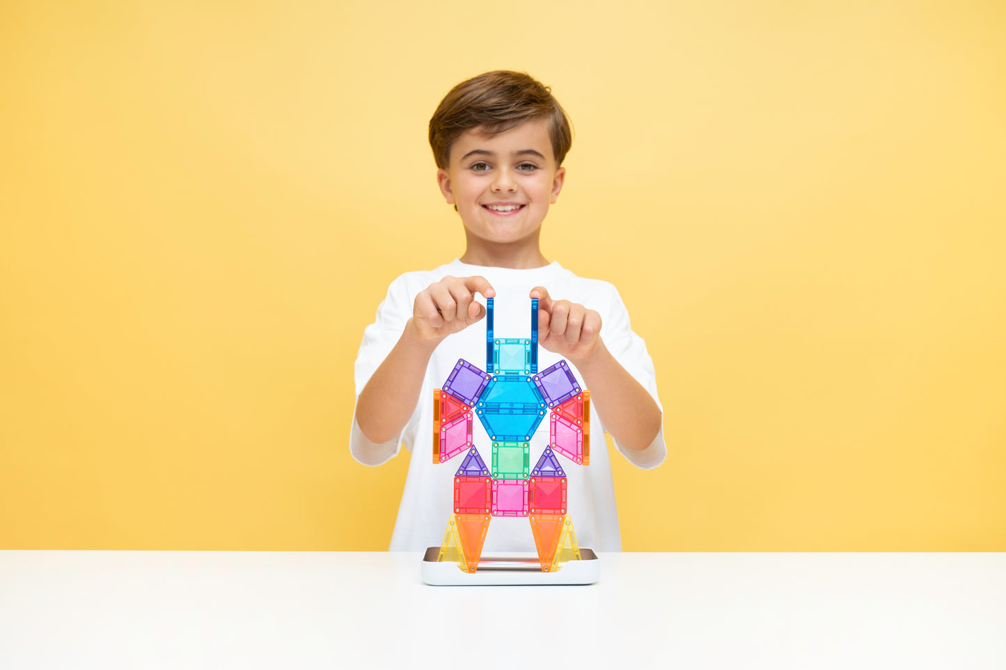 Connetix travel mini pack jongen bouwt robot met kleurrijke magneet speelgoed op gele achtergrond