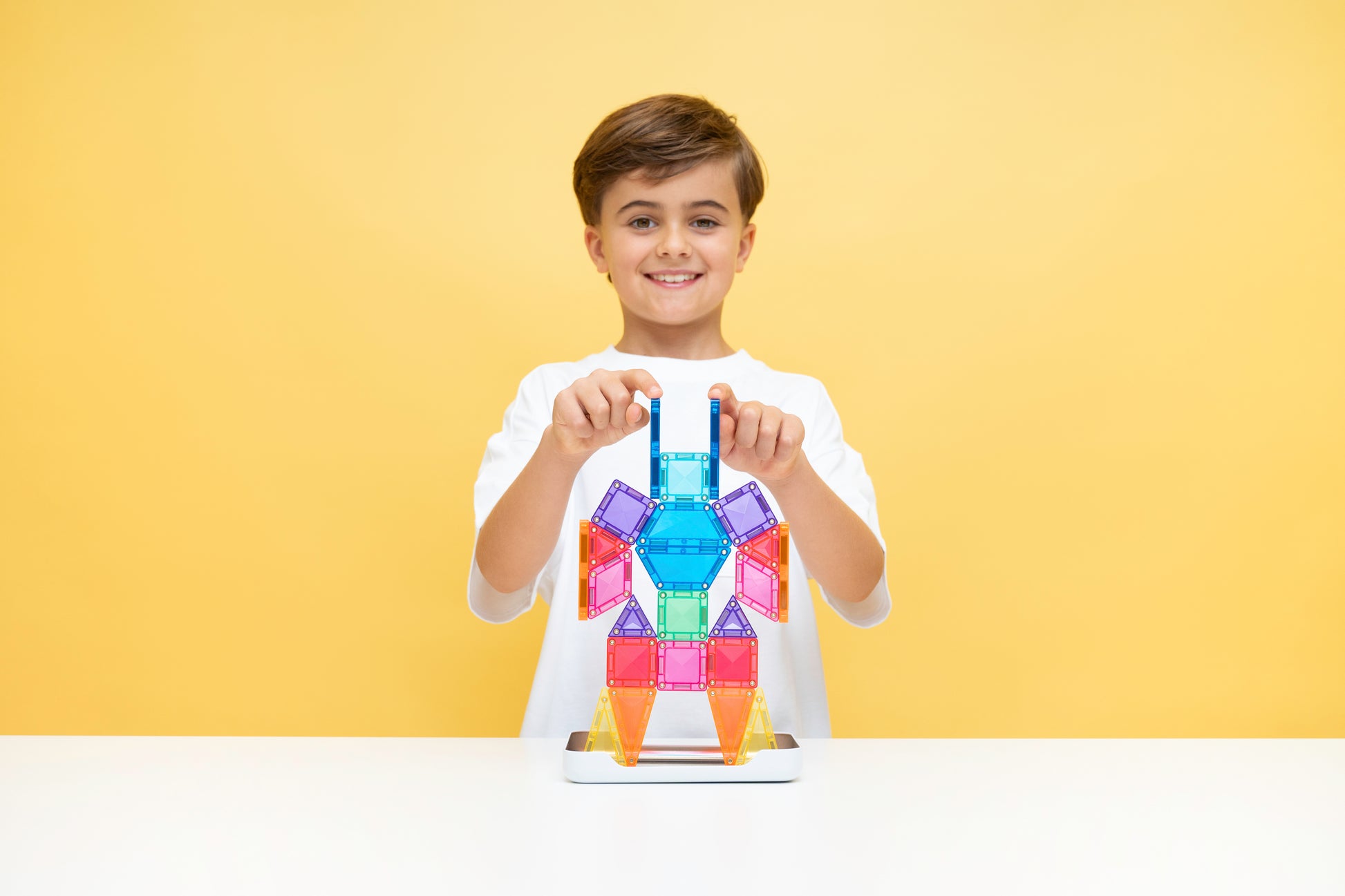Connetix travel mini pack jongen bouwt robot met kleurrijke magneet speelgoed op gele achtergrond