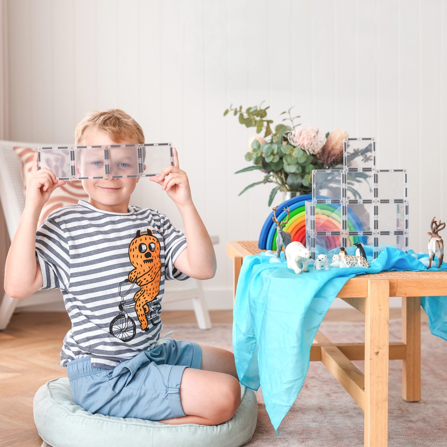 Jongen toont Connetix magneet tegels clear rectangle kinderen constructiespeelgoed transparante rechthoeken