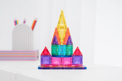 Connetix travel mini pack kleurrijk kasteel gebouwd met magnetische tegels op witte tafel kinderkamer