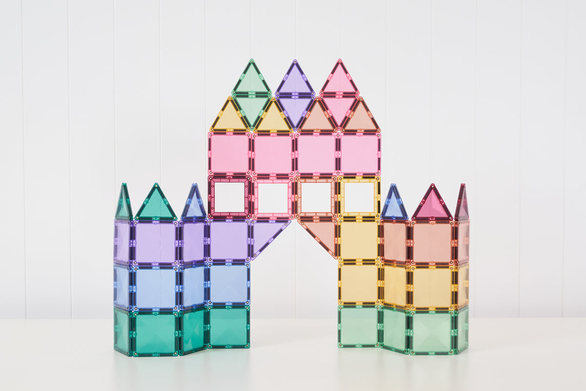 Connetix magnetische tegels kasteel constructie in pastelkleuren roze, blauw, geel en groen tinten