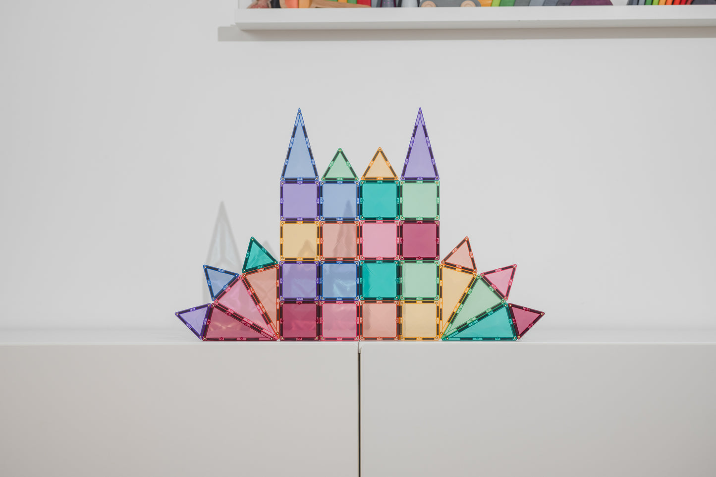 Connetix magnetische tegels kasteelbouw vooraanzicht met torens in zachte pasteltinten kleuren