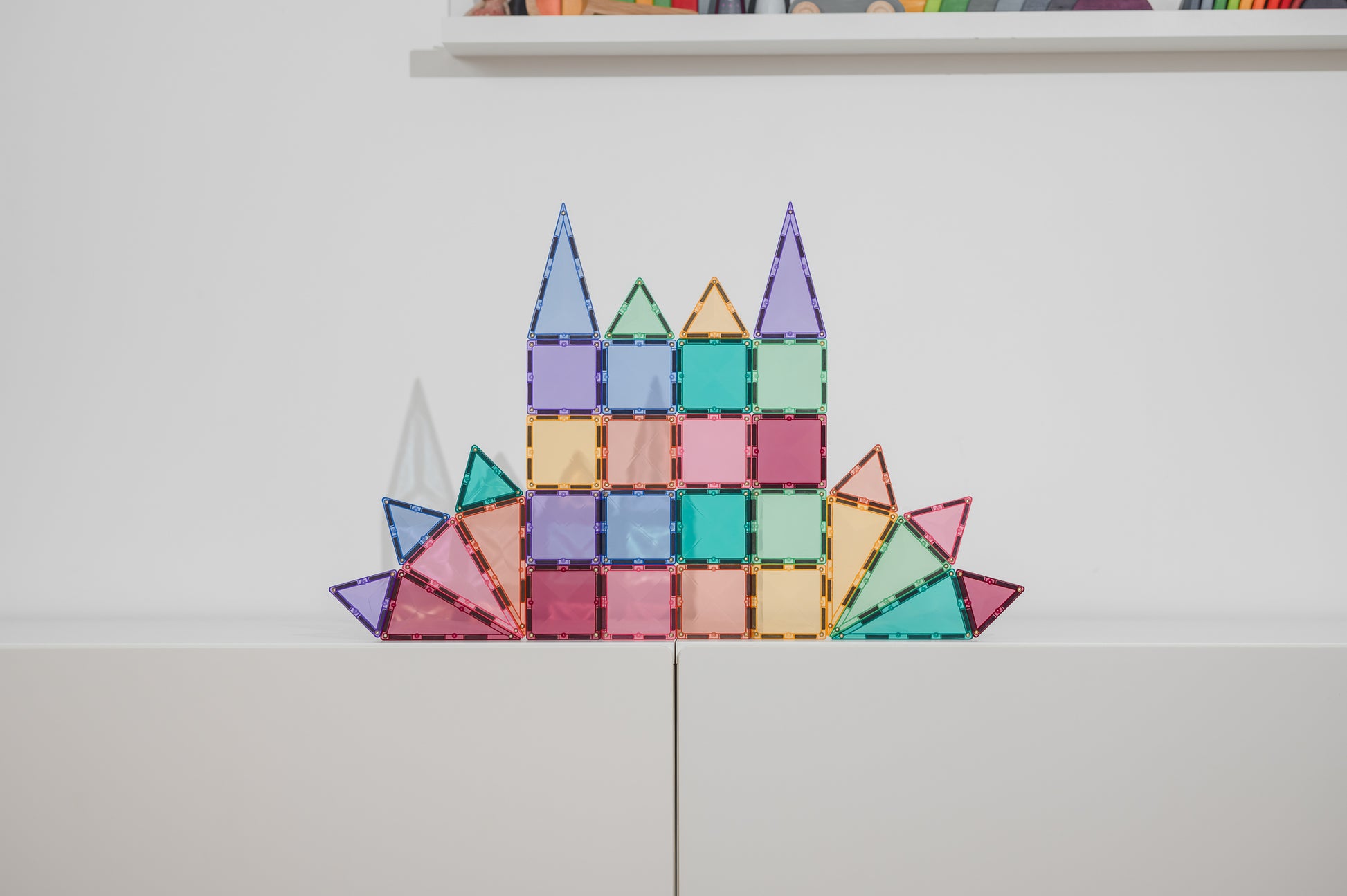 Connetix magnetische tegels kasteelbouw vooraanzicht met torens in zachte pasteltinten kleuren