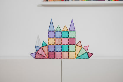 Connetix magnetische tegels kasteelbouw vooraanzicht met torens in zachte pasteltinten kleuren