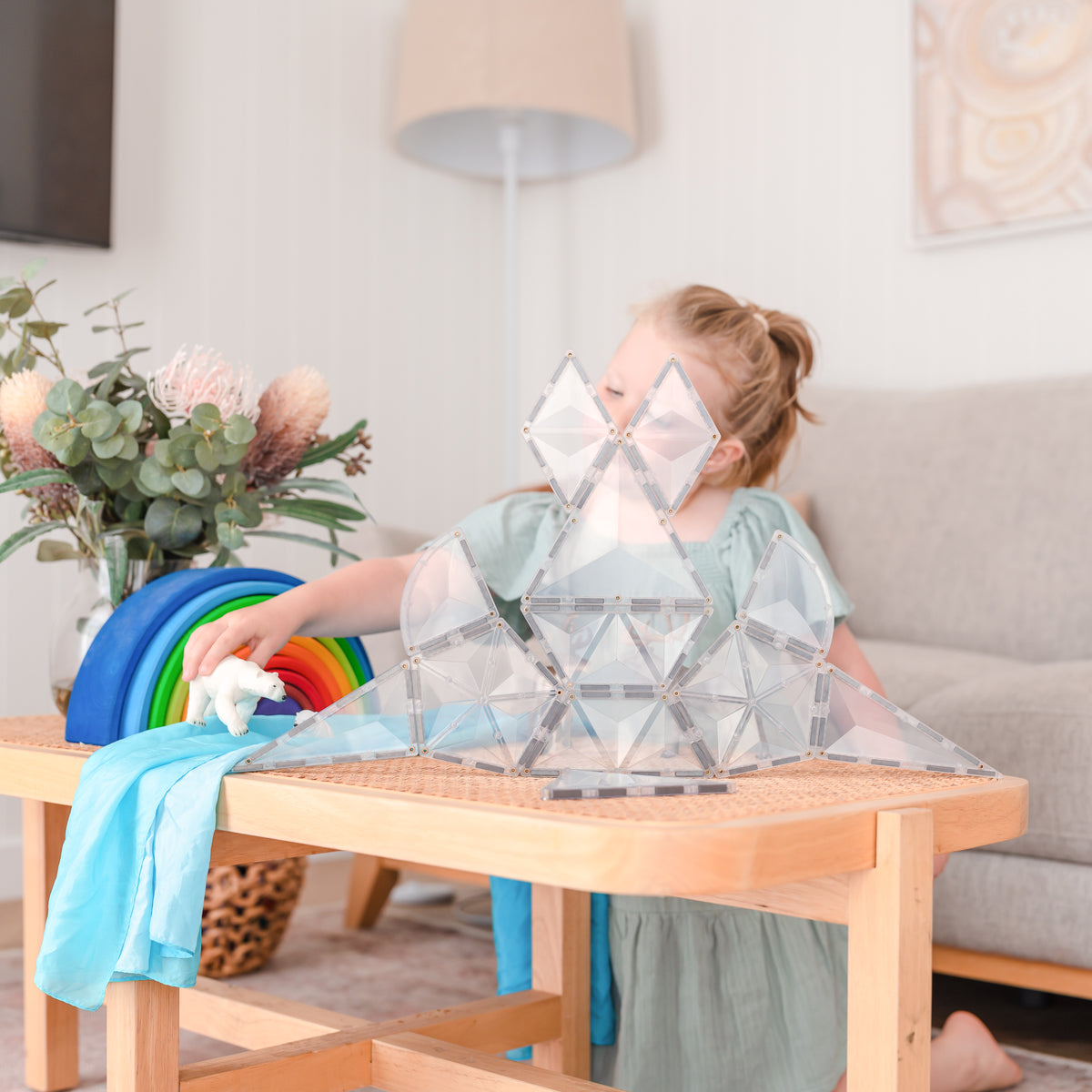 Connetix magnetische tegels kind bouwt kasteel met clear shapes uitbreiding op houten tafel