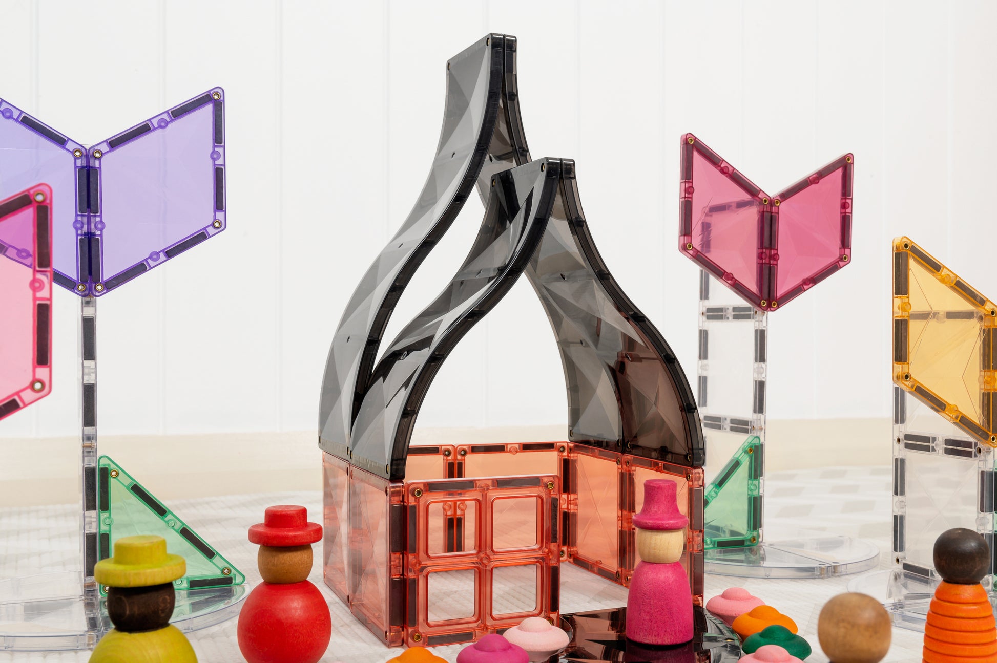 Connetix magnetische tegels kleurrijk huis met zwarte helling, speelgoedfiguren en houten accessoires groep