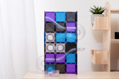 Connetix magnetische tegels knikkerbaan toren opgebouwd met blauwe, paarse en grijze glitter tegels