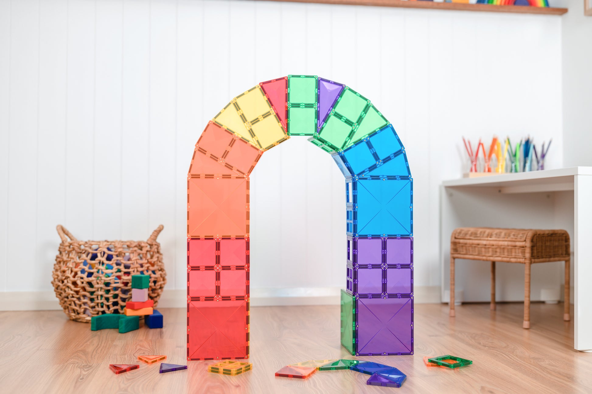 Regenboogboog van Connetix Rainbow Starter Pack 60pc magnetische tegels in kinderkamer