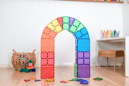 Regenboogboog van Connetix Rainbow Starter Pack 60pc magnetische tegels in kinderkamer
