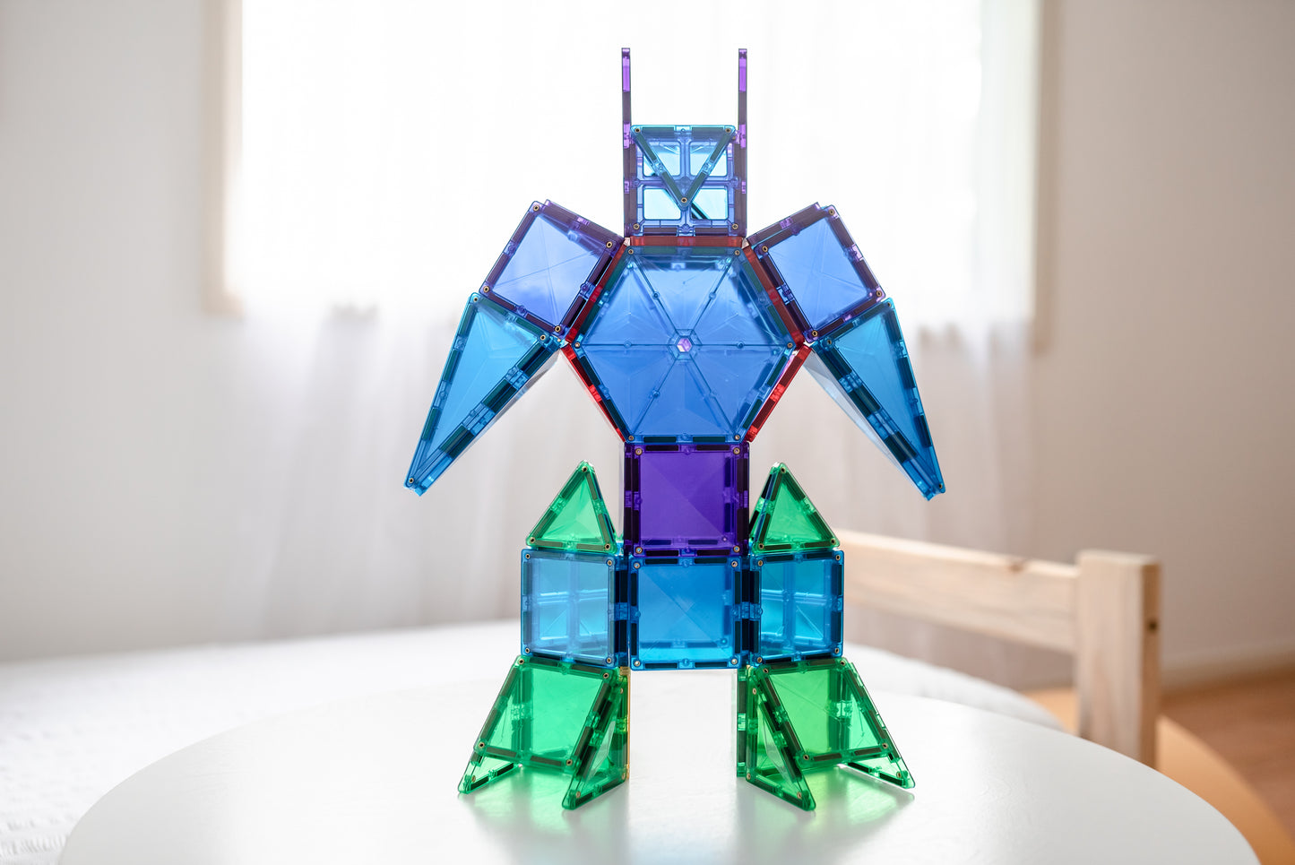 Connetix magnetische tegels robot figuur met blauwe en groene tiles en paarse details creatief gebouwd