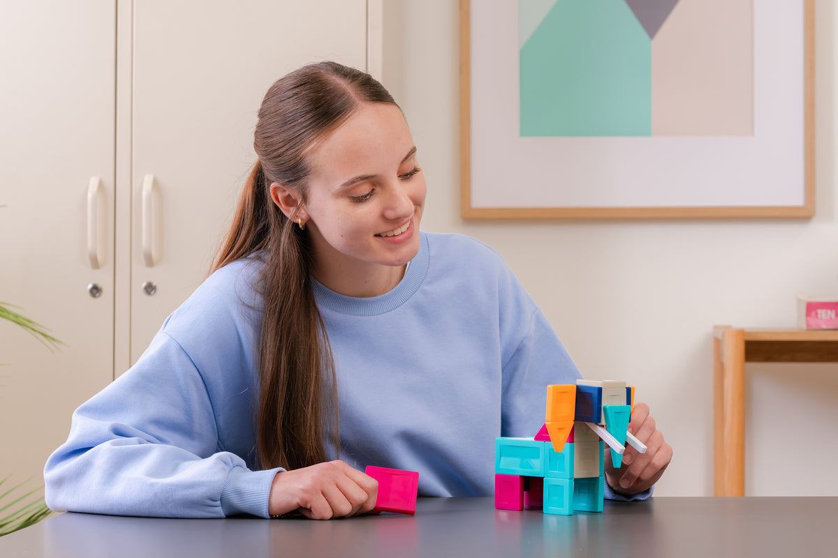 Connetix magnetische tegels in actie, volwassene bouwt dier met Smart Spin technologie tiles