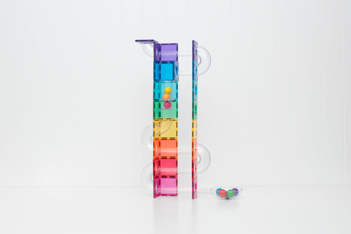 Connetix magnetische tegels toren vooraanzicht regenboogkleuren transparante rails met gekleurde knikkers detail