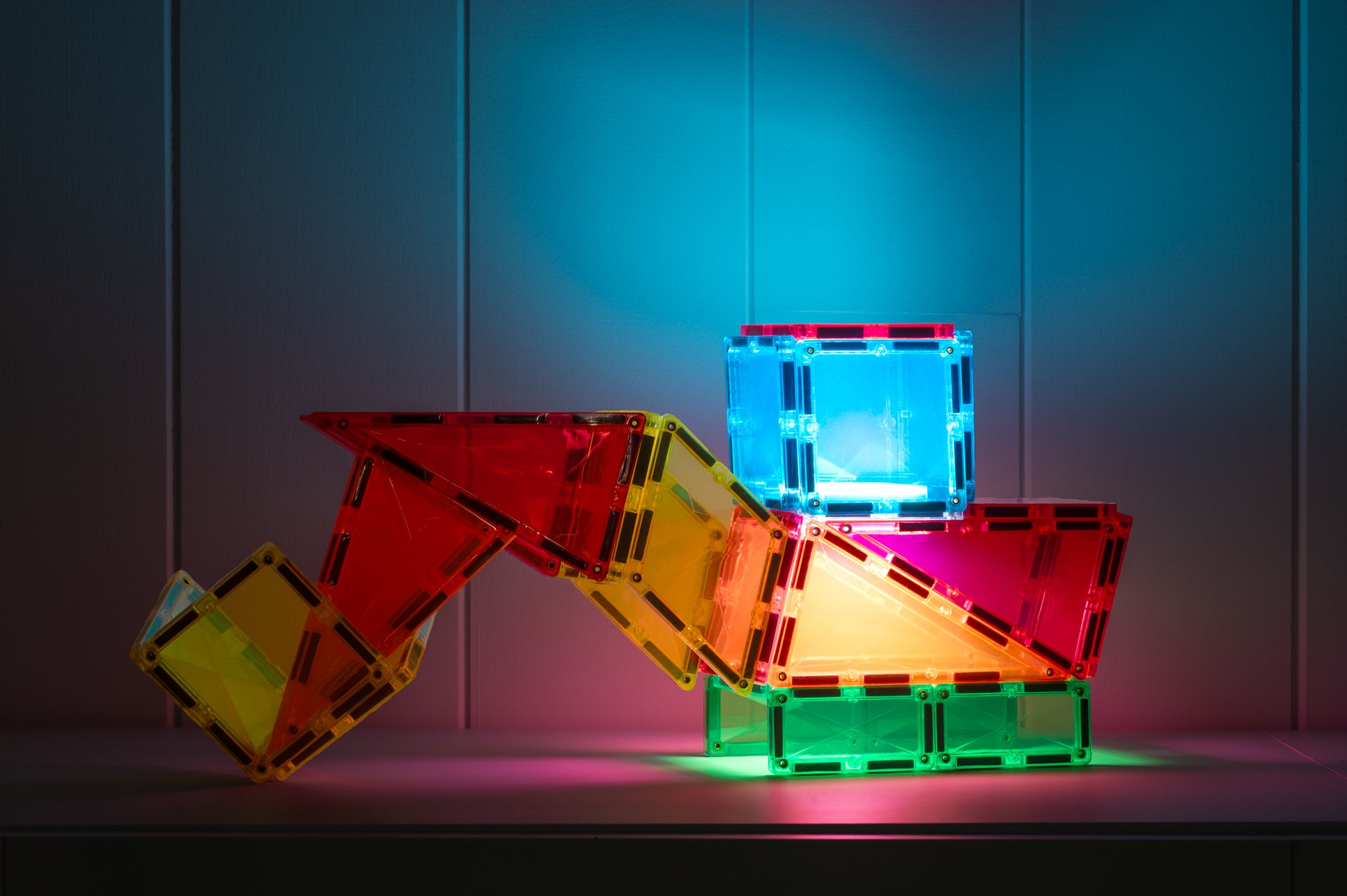 Connetix magnetische tegels constructie met verlichte Light elementen in kleurrijke transparante uitvoering