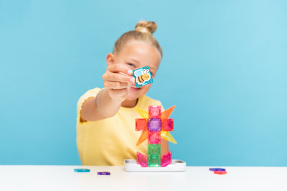 Connetix travel mini pack kind toont bij sticker tijdens bouwen met mini magnetische tegels