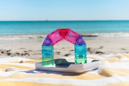 Connetix travel mini pack boog constructie met kleurrijke magnetische mini tegels op strand