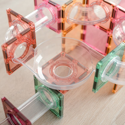 Bovenaanzicht opvangbak en magneet tegels van Connetix Pastel Ball Run Expansion Pack 80pc pastelkleuren