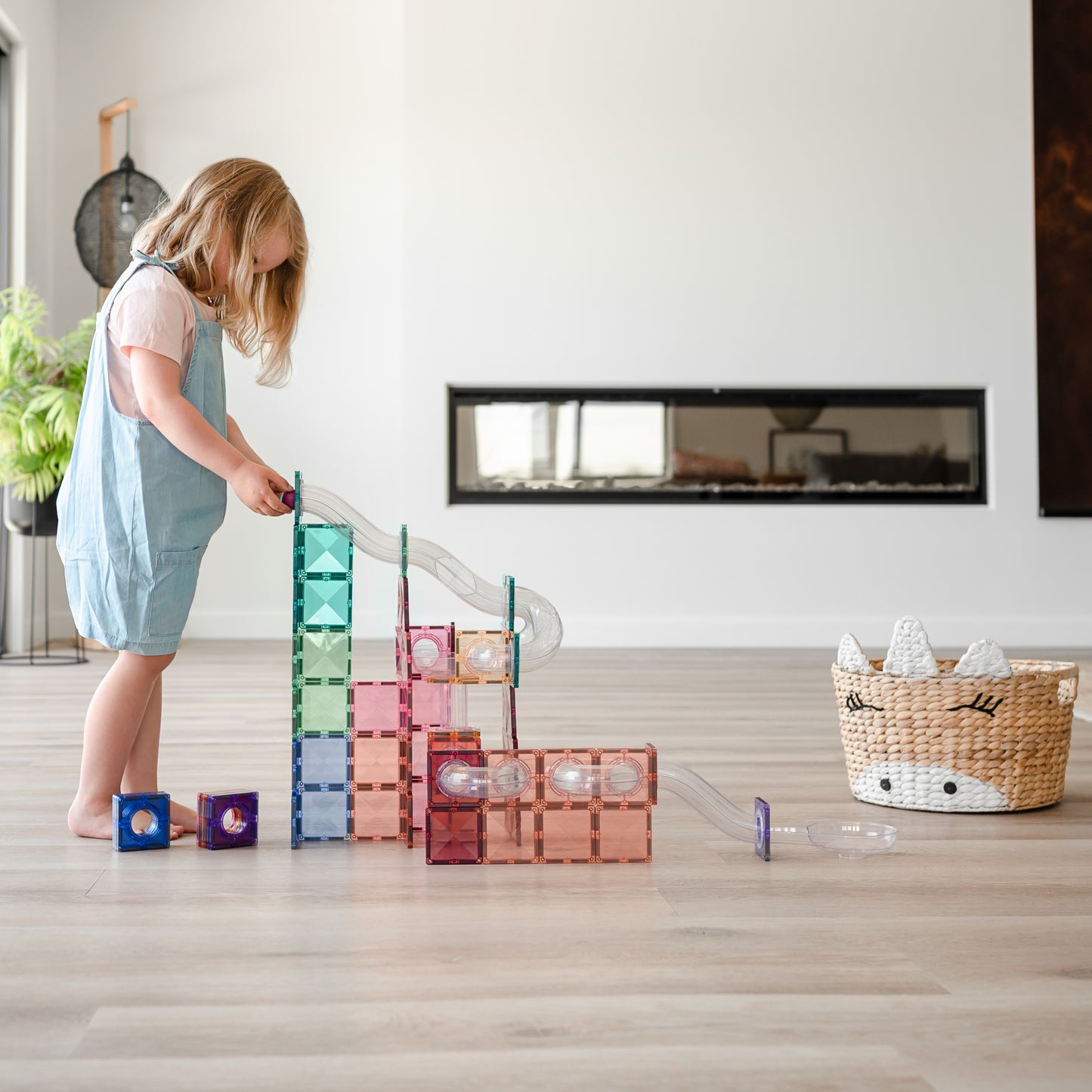 Meisje speelt met Connetix Pastel Ball Run Expansion Pack 80pc knikkerbaan magneten speelgoed thuis