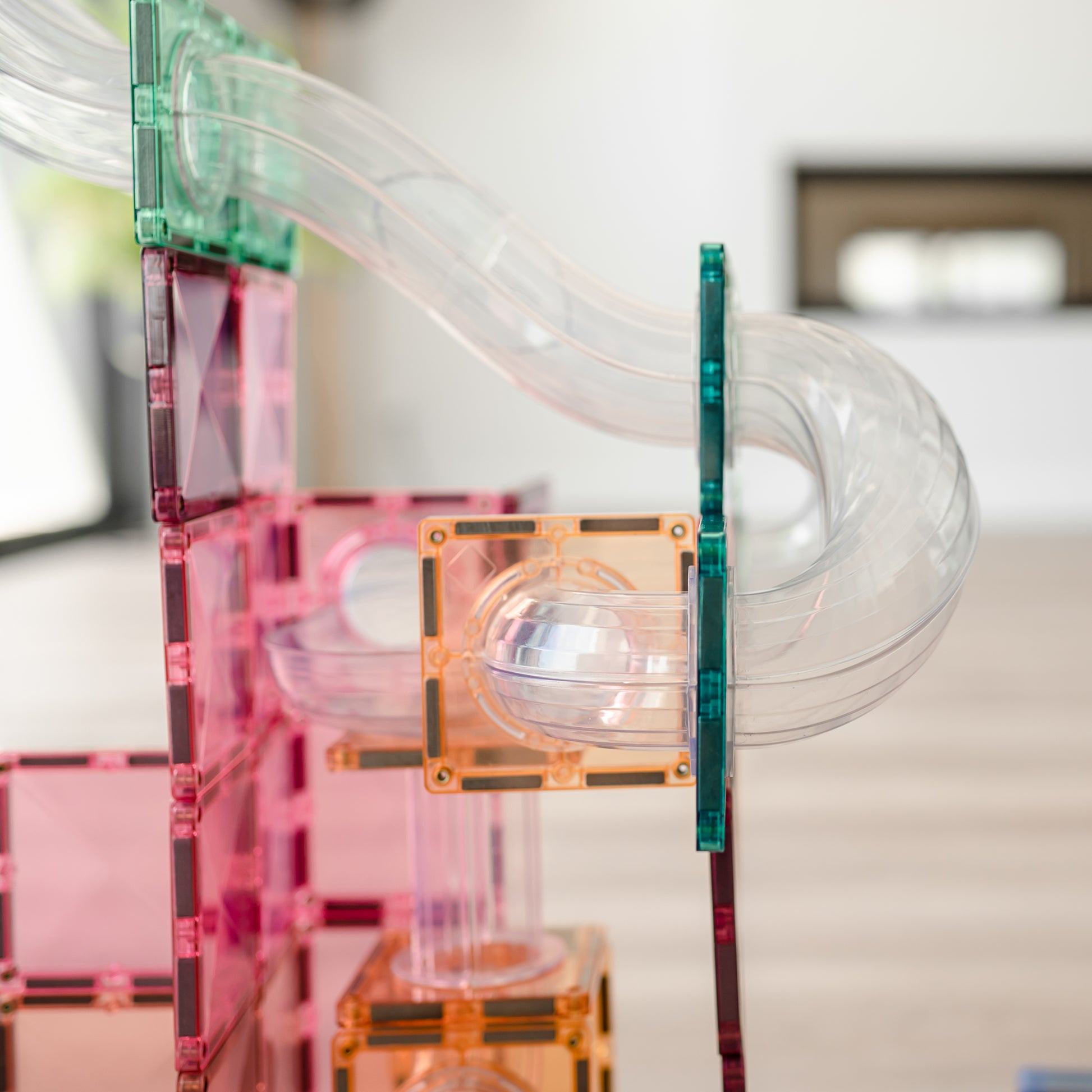 Knikker rolt door transparante buis in Connetix Pastel Ball Run Expansion Pack 80pc magneet speelgoed