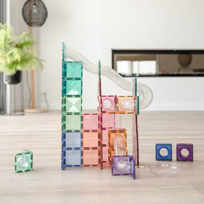 Connetix Pastel Ball Run Expansion Pack 80pc knikkerbaan met magnetische tegels op houten vloer