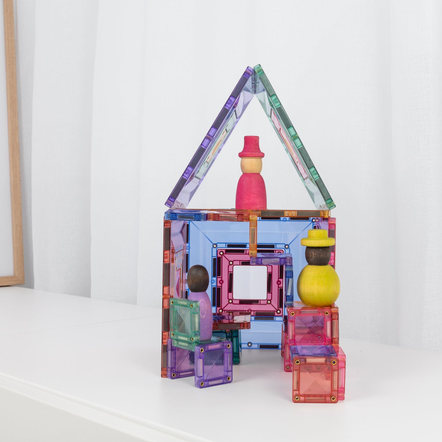 Connetix Pastel Portal Pack huisje constructie met magneten speelgoed en houten poppetjes in natuurlijk licht