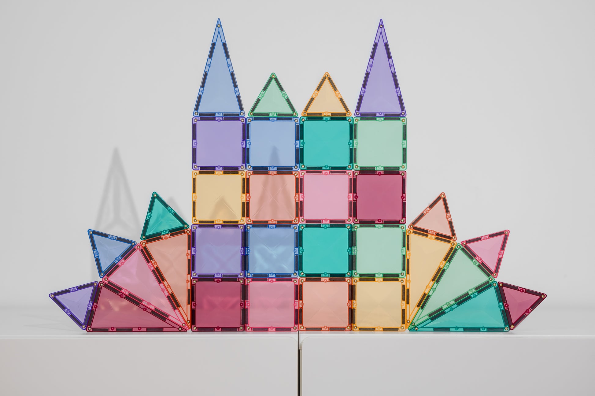 Connetix pastel kasteel vooraanzicht breed met kleurrijke magnetische vierkanten en driehoeken