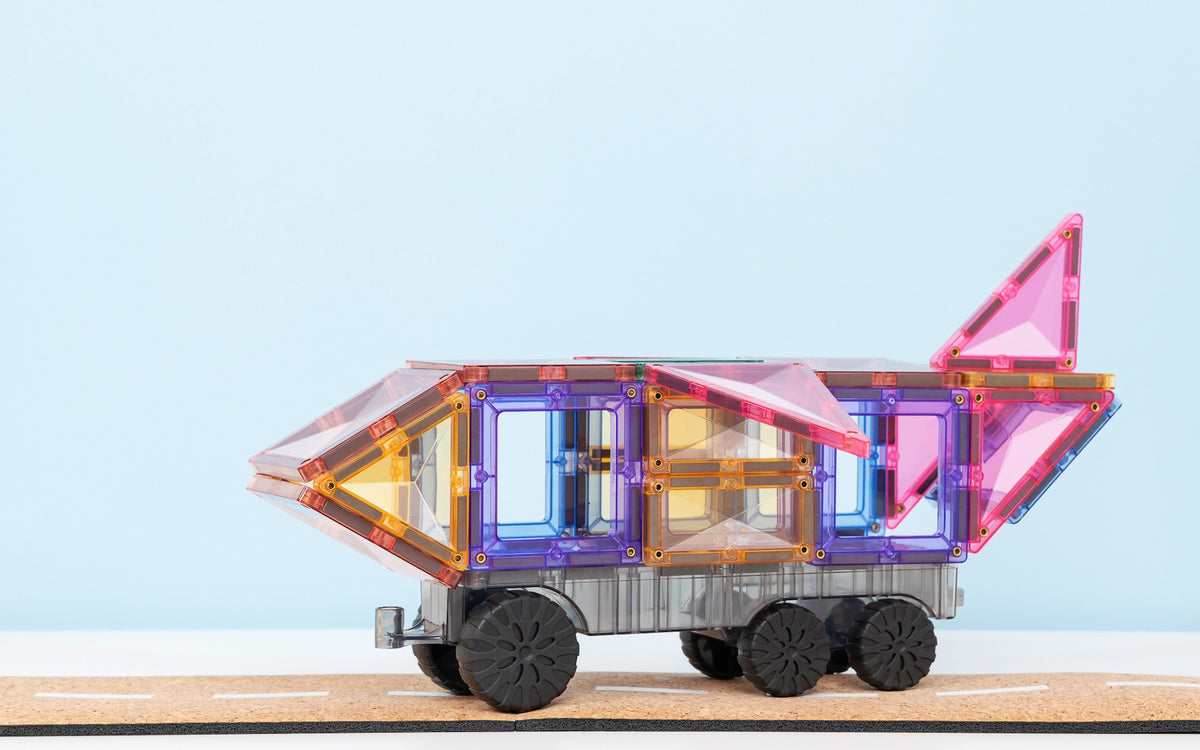 Connetix Pastel Transport Pack kiepwagen gebouwd met kleurrijke magnetische tegels zijaanzicht detail
