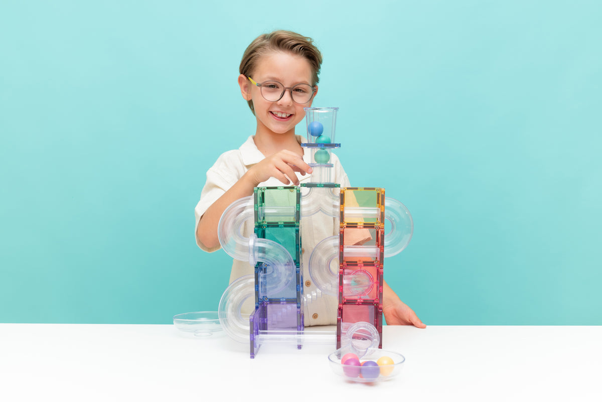 Kind speelt met Connetix Pastel Ball Run Pack magnetische tegels knikkerbaan creatief spel