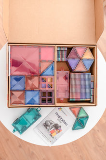 Connetix Pastel Mega Pack bovenaanzicht geopende doos met 202 magneet tegels en inspiratieboekje