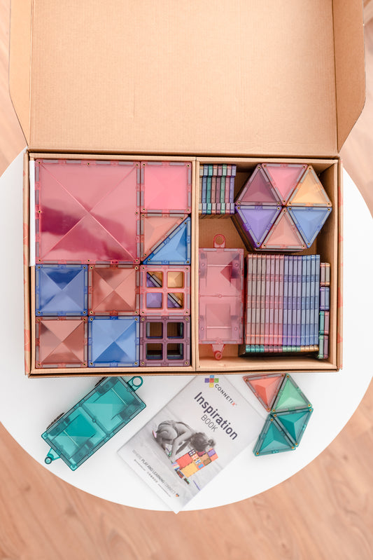 Connetix Pastel Mega Pack bovenaanzicht geopende doos met 202 magneet tegels en inspiratieboekje