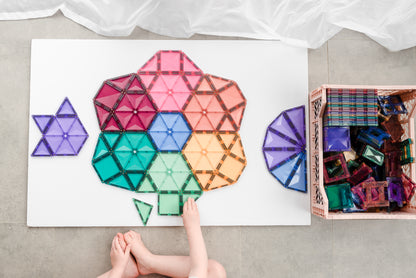 Bovenaanzicht bloemmandala van Connetix Pastel Mega Pack 202pc magnetische tegels op witte ondergrond