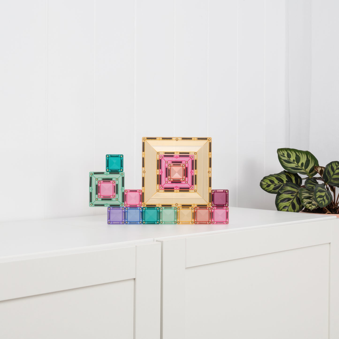 Connetix Pastel Portal Pack creatieve constructie met magneet speelgoed op witte achtergrond met plantdecoratie