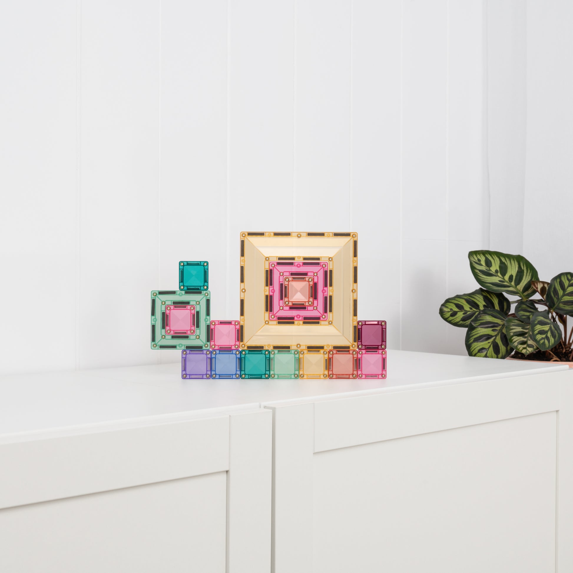 Connetix Pastel Portal Pack creatieve constructie met magneet speelgoed op witte achtergrond met plantdecoratie