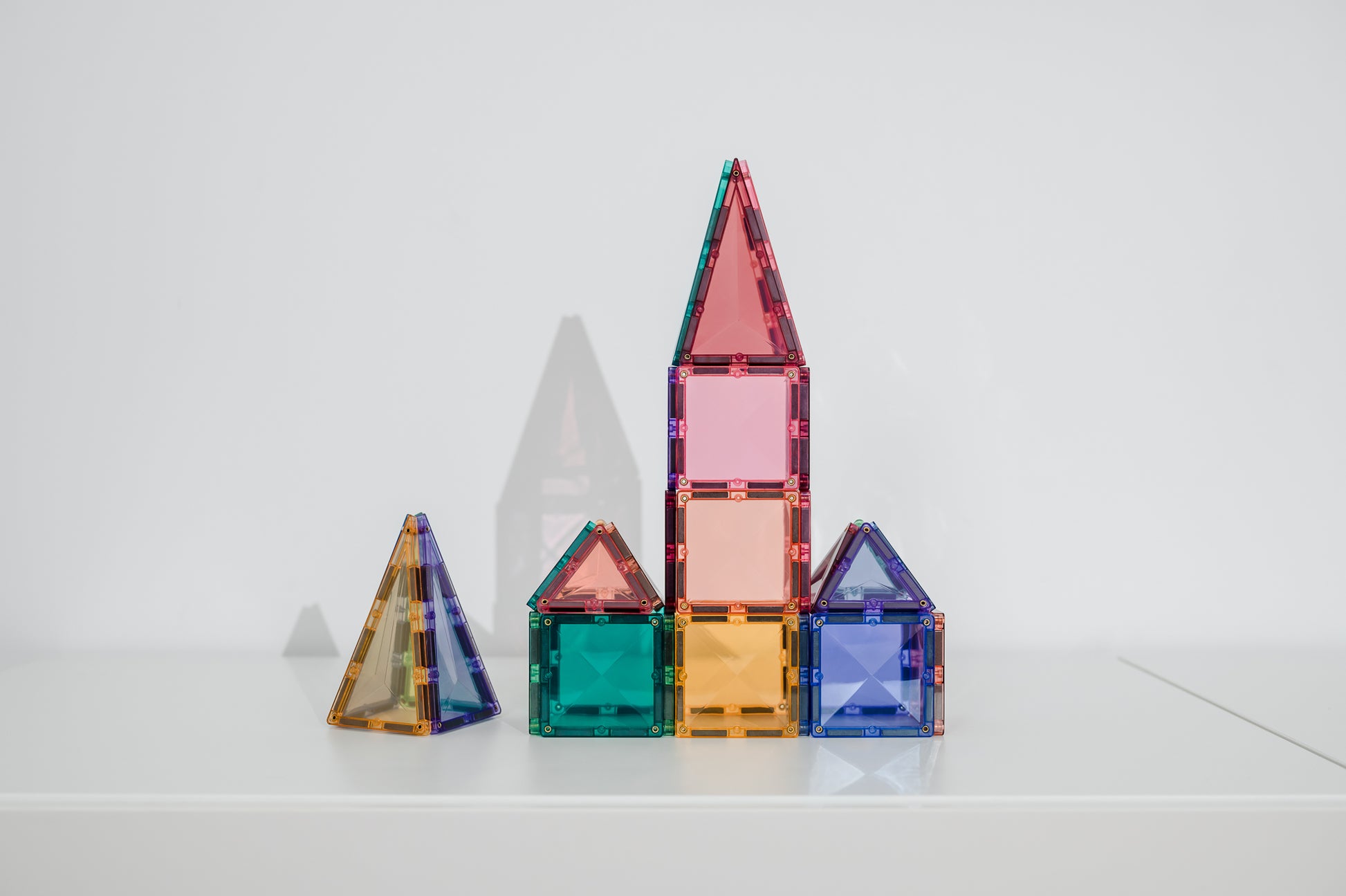 Connetix pastel raketconstructie vooraanzicht met magnetische tegels roze blauw geel groen tinten