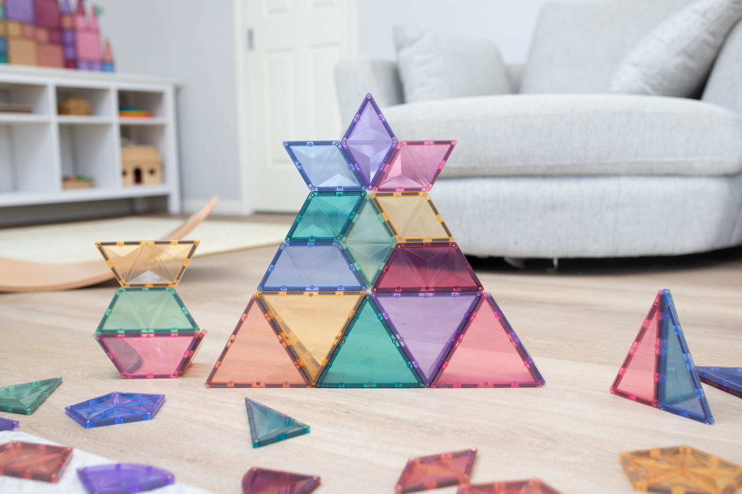 Connetix Pastel Shape Expansion Pack 48pc piramide van magnetische tegels in pastelkleuren op de vloer