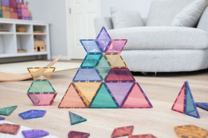 Connetix Pastel Shape Expansion Pack 48pc piramide van magnetische tegels in pastelkleuren op de vloer