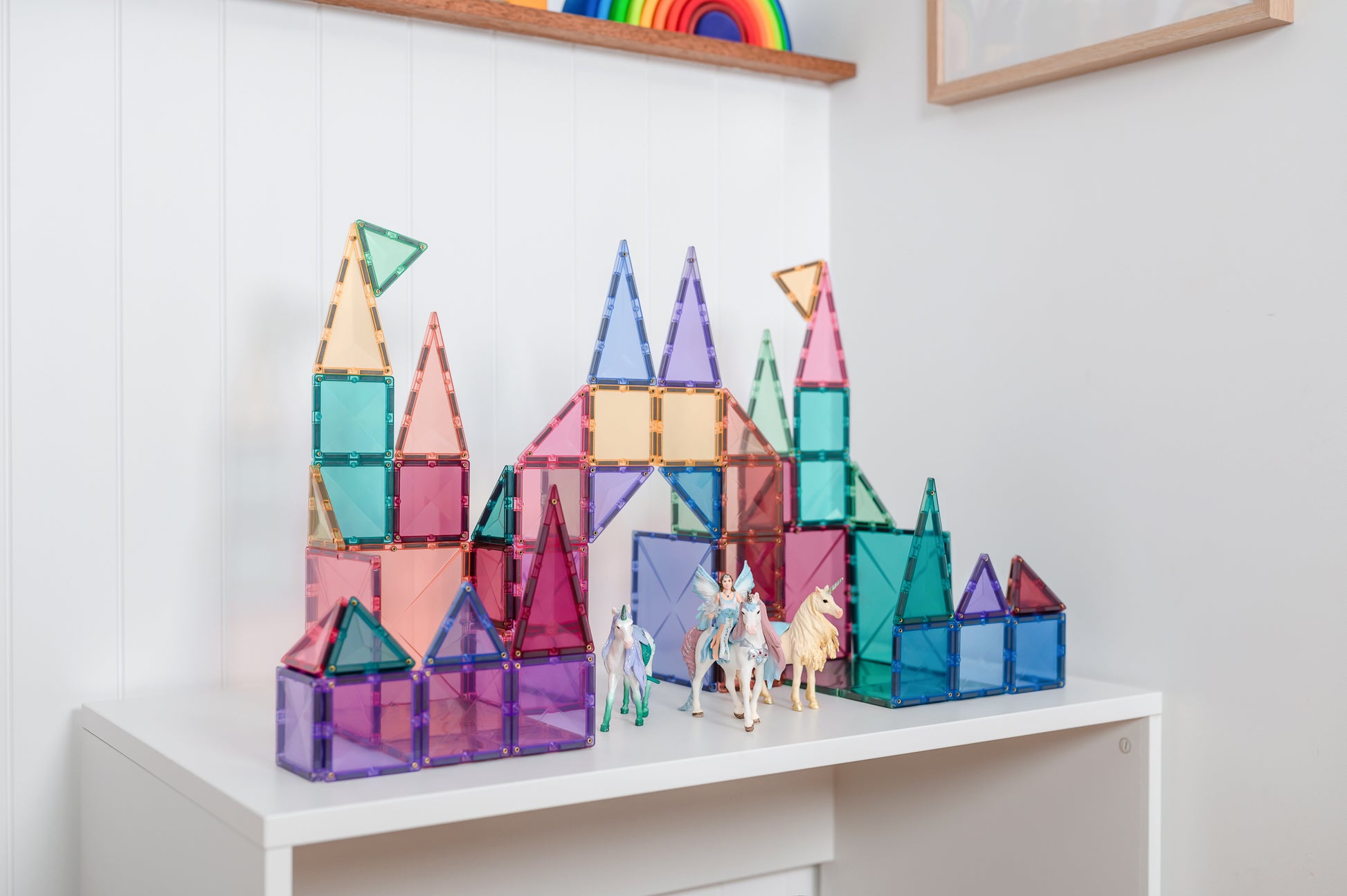 Pastelkleurig kasteel gebouwd met Connetix Pastel Starter Pack 64pc magnetische bouwstenen en eenhoorns