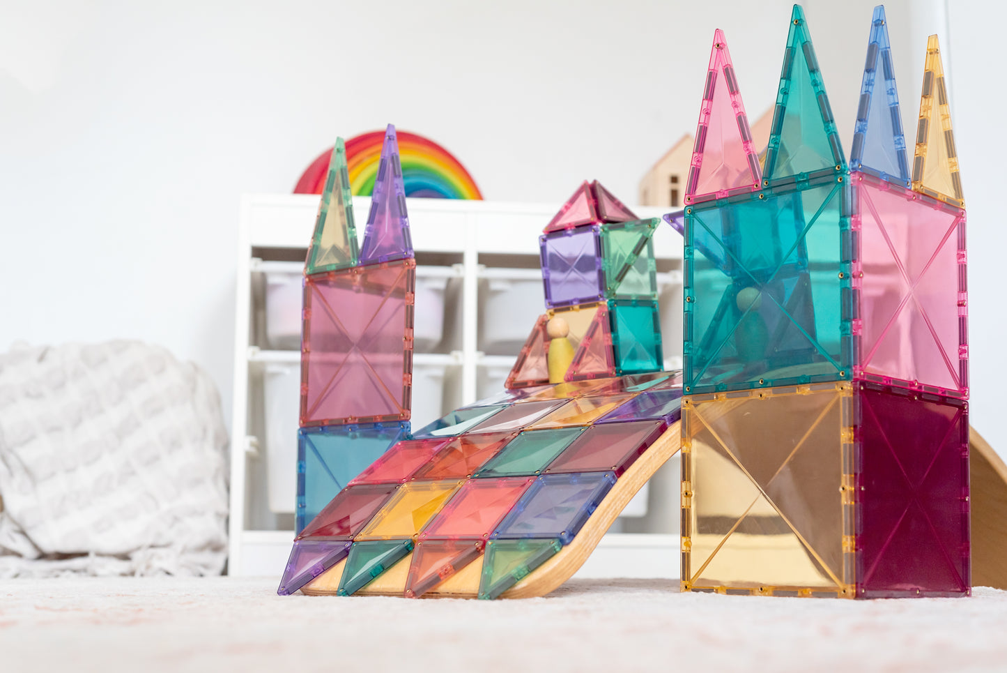 Detailfoto kasteel met glijbaan van Connetix Pastel Starter Pack 64pc speelgoed met magneten in speelhoek